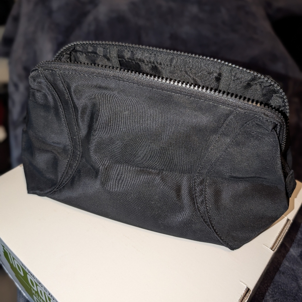 Lululemon Out of Range Kit makeup bag - Picture 2 of 7